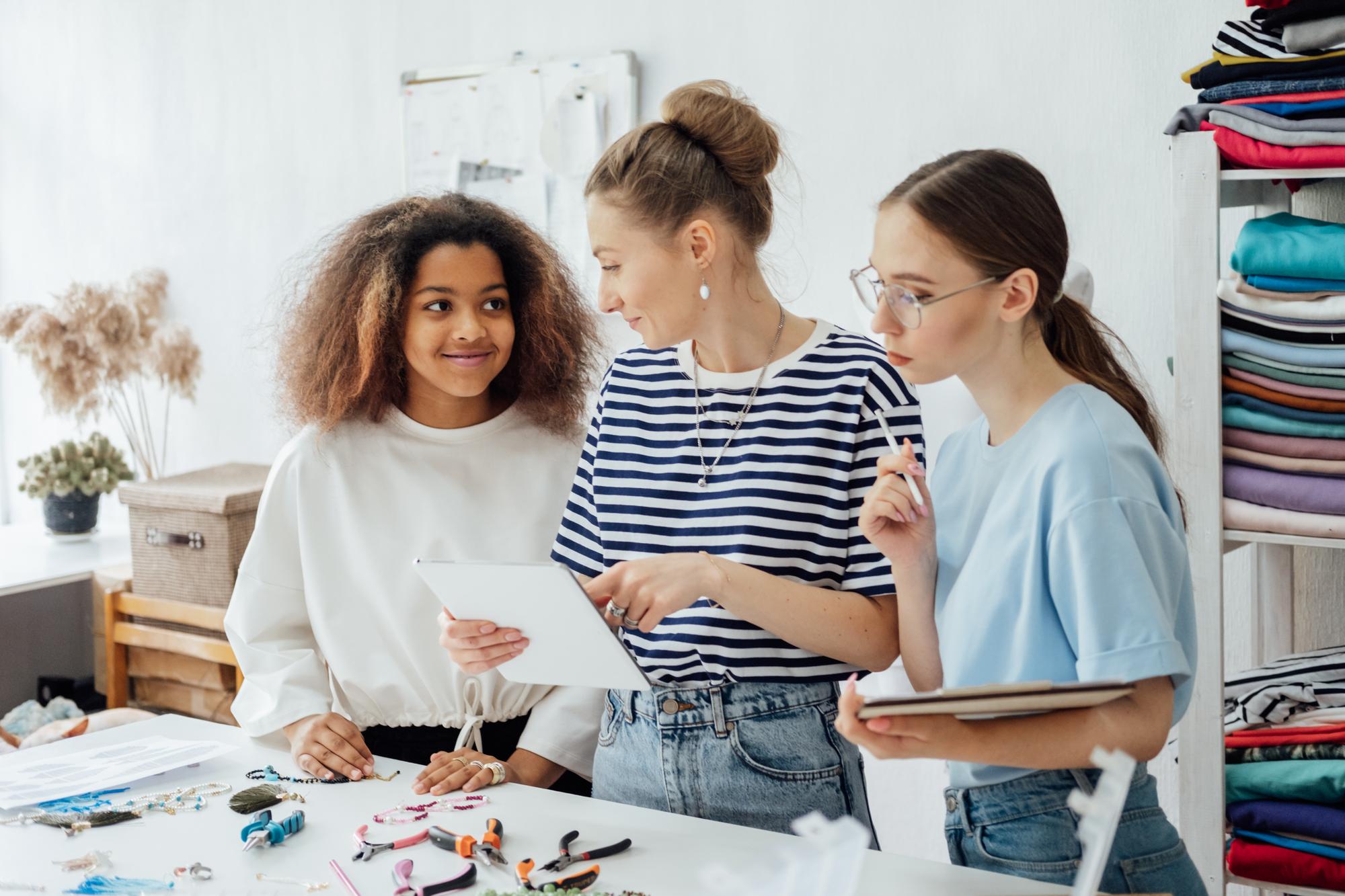 Workshop di ricamo con studenti attivi